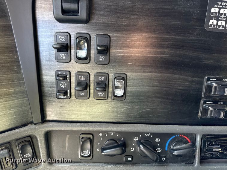 image for item DZ4392 2005 Freightliner Columbia semi truck