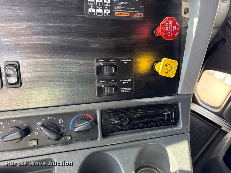 image for item DZ4392 2005 Freightliner Columbia semi truck