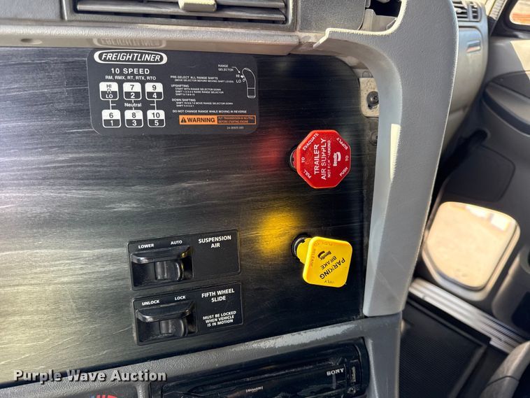 image for item DZ4392 2005 Freightliner Columbia semi truck