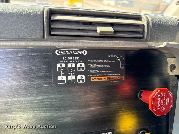 image for item DZ4392 2005 Freightliner Columbia semi truck