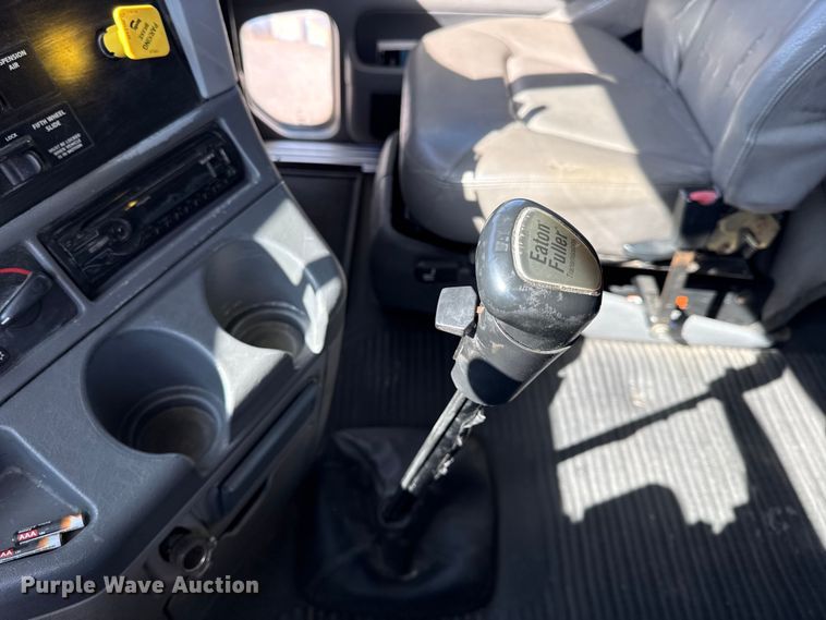 image for item DZ4392 2005 Freightliner Columbia semi truck