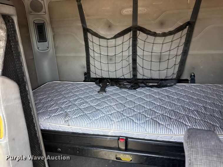 image for item DZ4392 2005 Freightliner Columbia semi truck