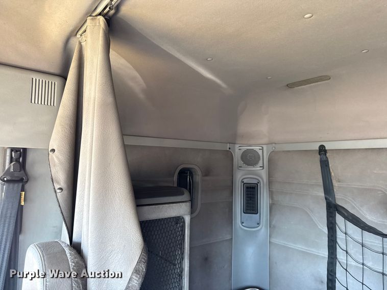 image for item DZ4392 2005 Freightliner Columbia semi truck