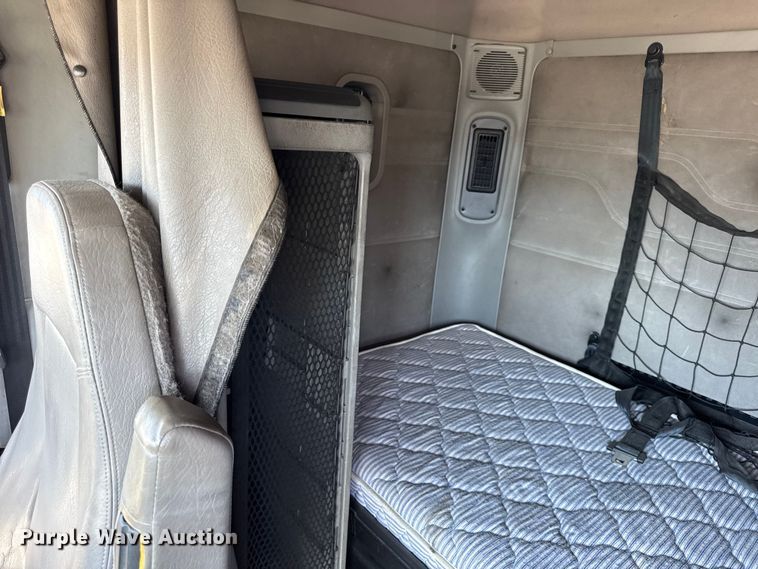 image for item DZ4392 2005 Freightliner Columbia semi truck