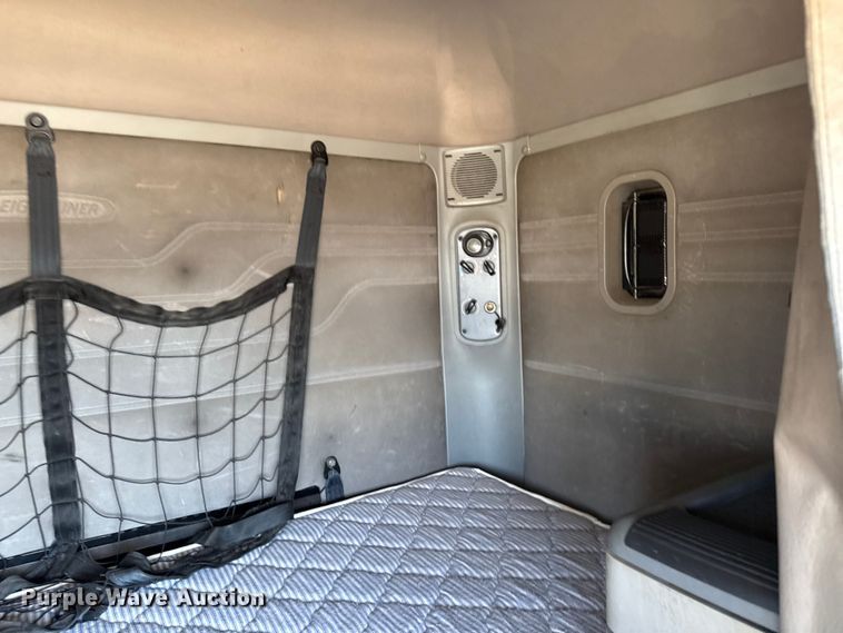 image for item DZ4392 2005 Freightliner Columbia semi truck