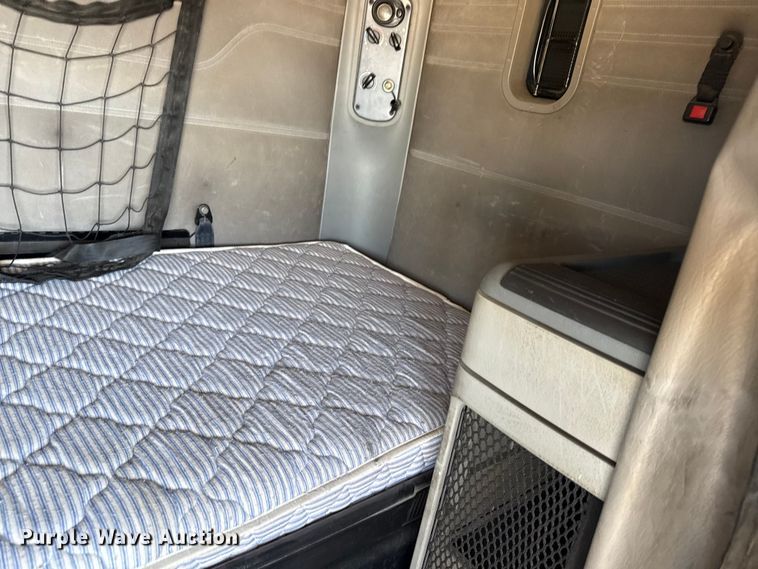 image for item DZ4392 2005 Freightliner Columbia semi truck