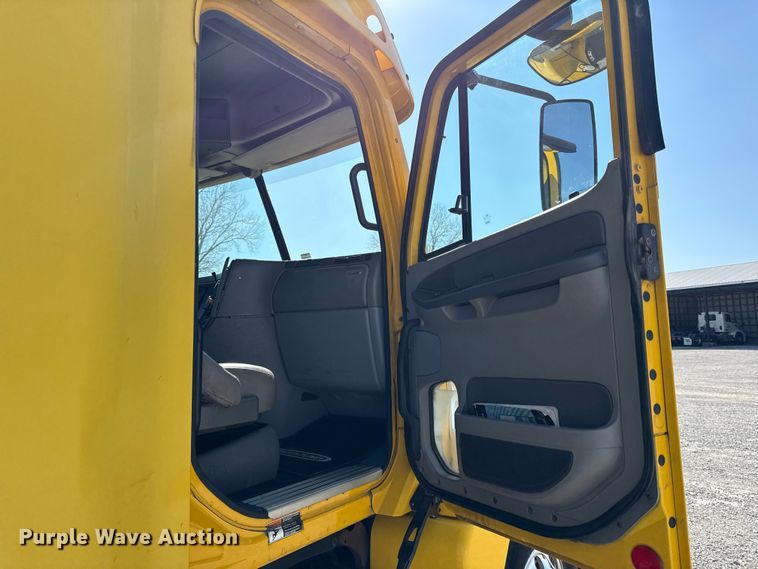 image for item DZ4392 2005 Freightliner Columbia semi truck