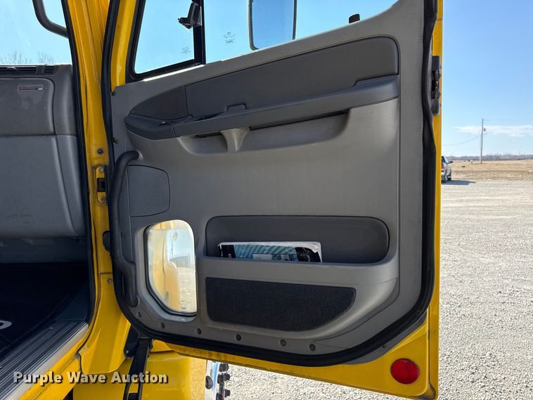 image for item DZ4392 2005 Freightliner Columbia semi truck