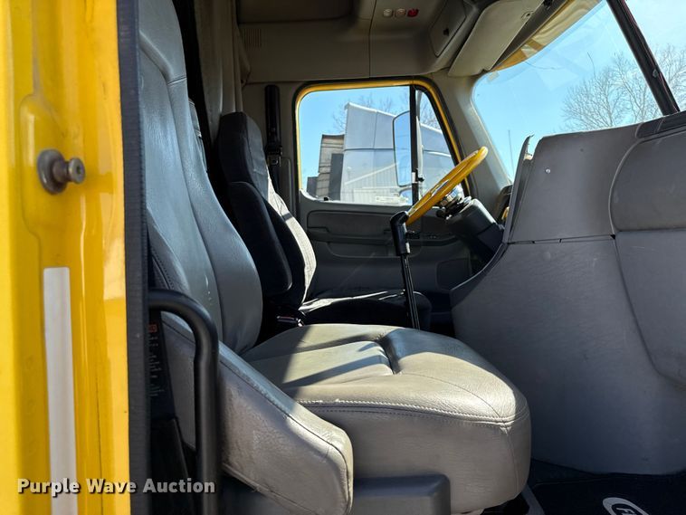 image for item DZ4392 2005 Freightliner Columbia semi truck