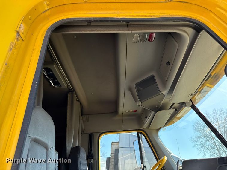 image for item DZ4392 2005 Freightliner Columbia semi truck