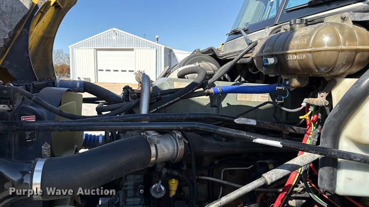 image for item DZ4392 2005 Freightliner Columbia semi truck