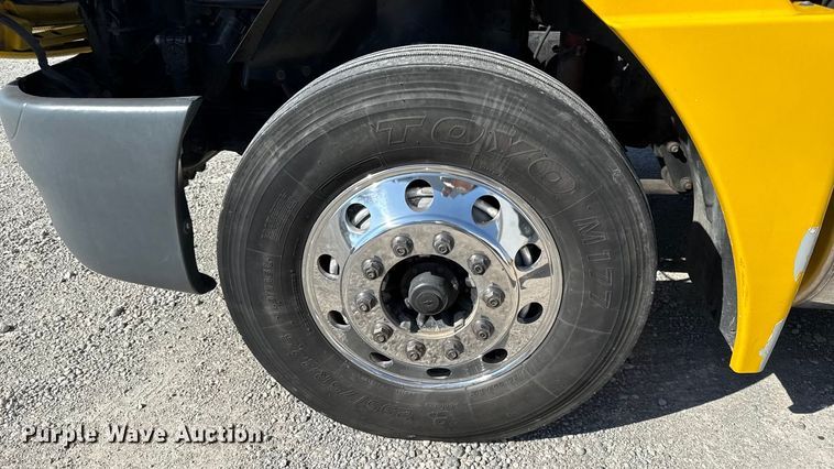 image for item DZ4392 2005 Freightliner Columbia semi truck