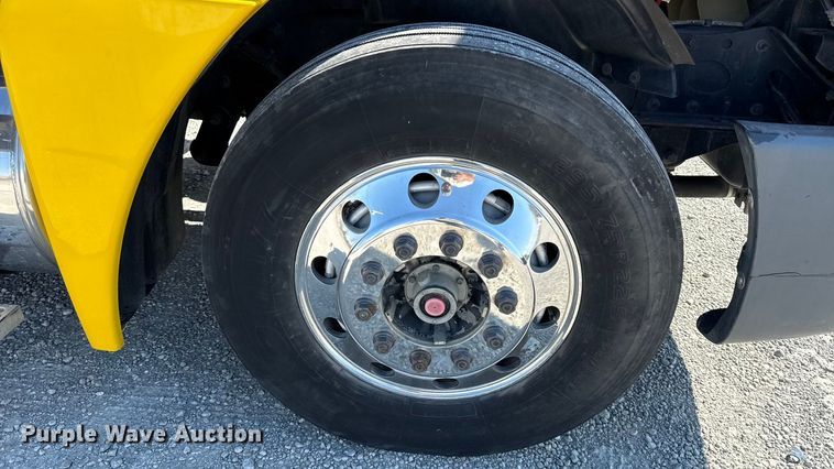 image for item DZ4392 2005 Freightliner Columbia semi truck