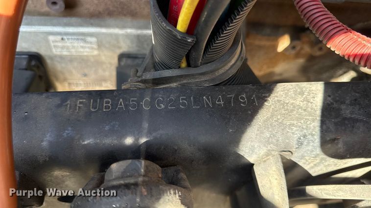 image for item DZ4392 2005 Freightliner Columbia semi truck