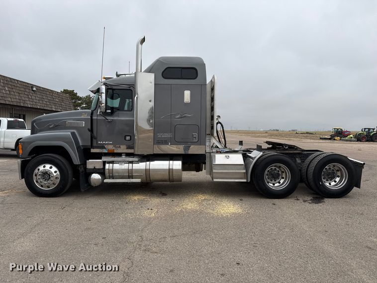 image for item DZ5149 2008 Mack CHU613 semi truck