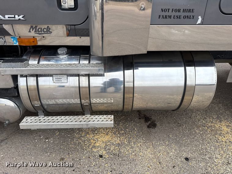 image for item DZ5149 2008 Mack CHU613 semi truck