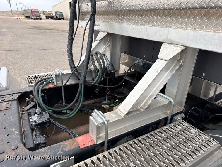 image for item DZ5149 2008 Mack CHU613 semi truck