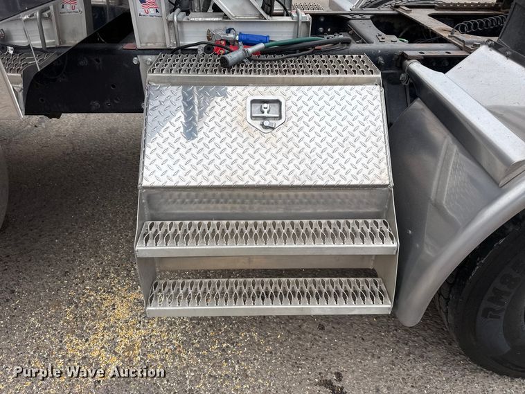 image for item DZ5149 2008 Mack CHU613 semi truck