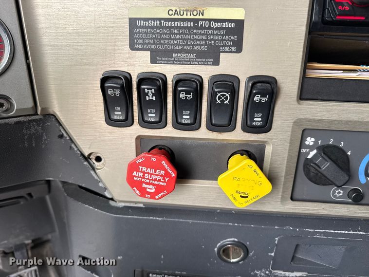 image for item DZ5149 2008 Mack CHU613 semi truck