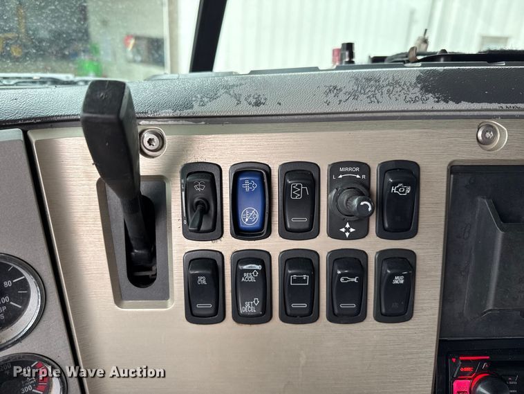 image for item DZ5149 2008 Mack CHU613 semi truck