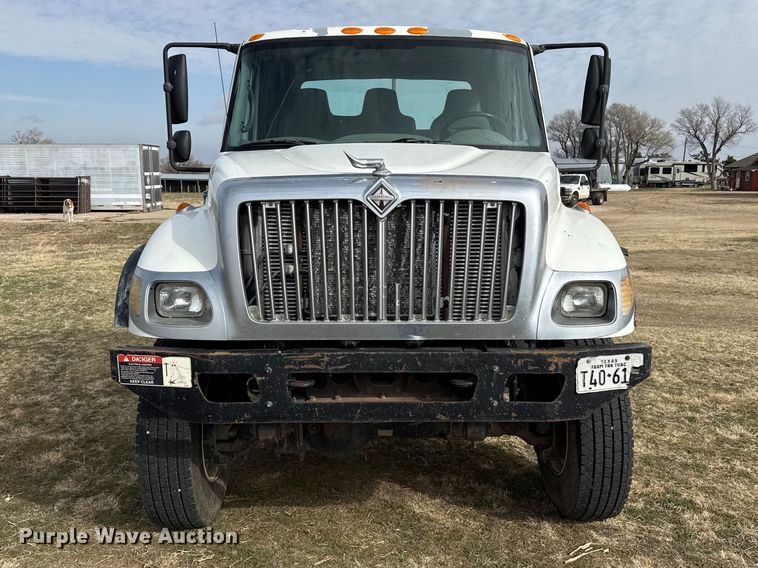 image for item DZ5163 2006 International 7400 truck cab and chassis