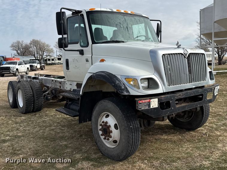 image for item DZ5163 2006 International 7400 truck cab and chassis