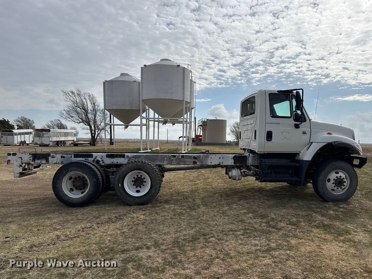 image for item DZ5163 2006 International 7400 truck cab and chassis