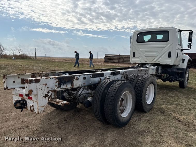 image for item DZ5163 2006 International 7400 truck cab and chassis