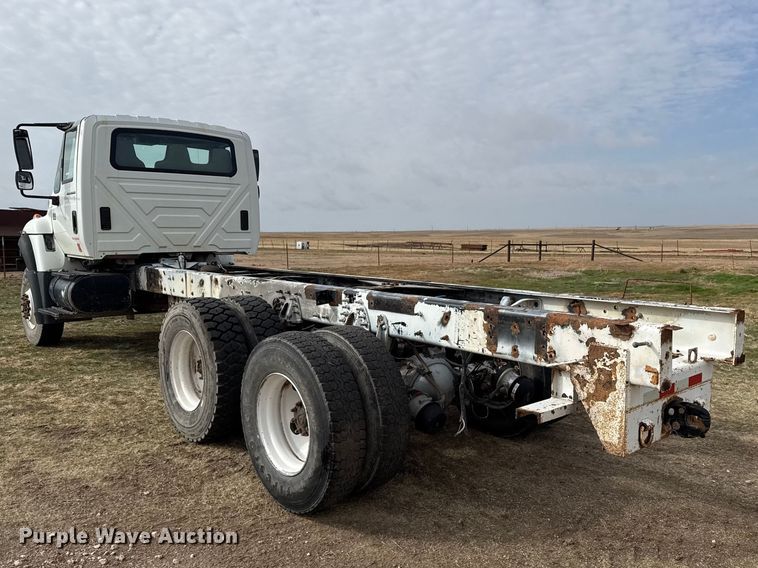 image for item DZ5163 2006 International 7400 truck cab and chassis