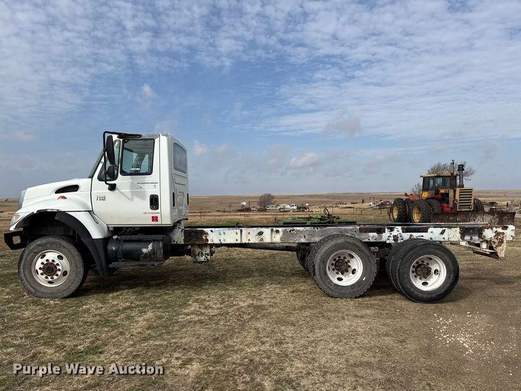 image for item DZ5163 2006 International 7400 truck cab and chassis