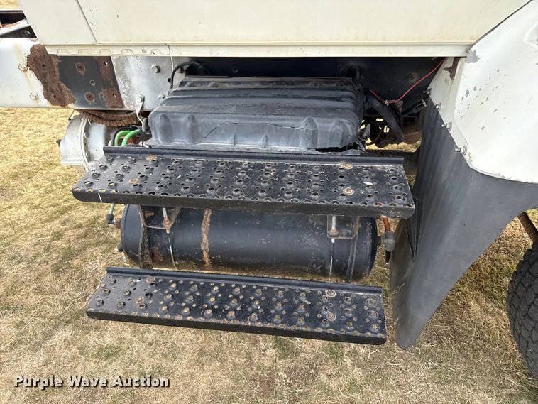 image for item DZ5163 2006 International 7400 truck cab and chassis