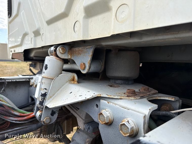 image for item DZ5163 2006 International 7400 truck cab and chassis