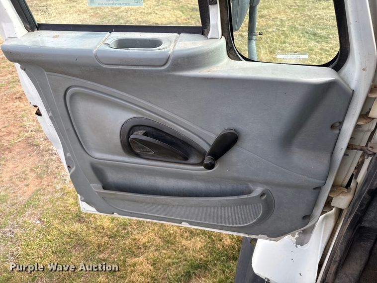 image for item DZ5163 2006 International 7400 truck cab and chassis