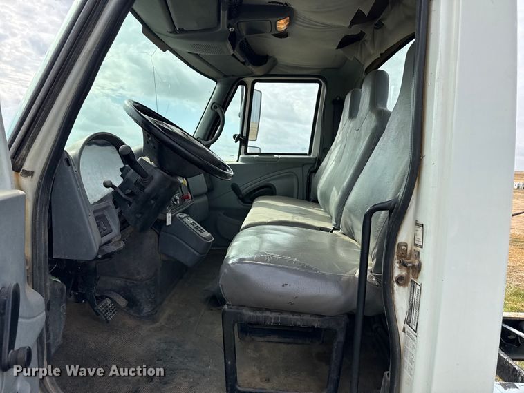 image for item DZ5163 2006 International 7400 truck cab and chassis