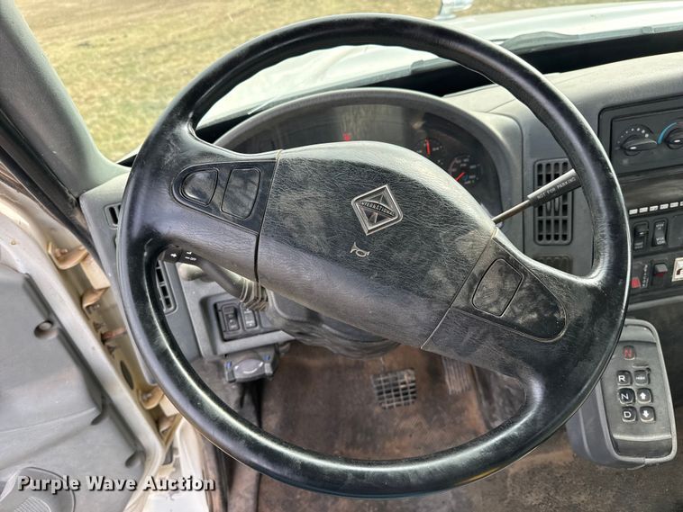 image for item DZ5163 2006 International 7400 truck cab and chassis