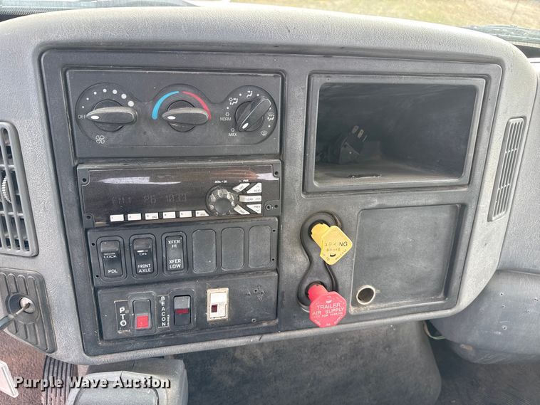 image for item DZ5163 2006 International 7400 truck cab and chassis