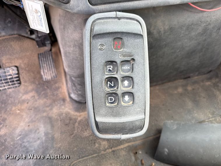 image for item DZ5163 2006 International 7400 truck cab and chassis