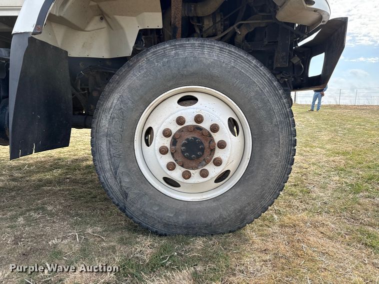 image for item DZ5163 2006 International 7400 truck cab and chassis