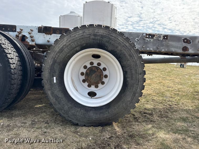 image for item DZ5163 2006 International 7400 truck cab and chassis