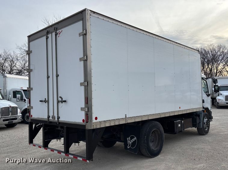 image for item EA4446 2015 Peterbilt 220 box truck