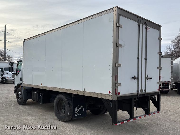 image for item EA4446 2015 Peterbilt 220 box truck