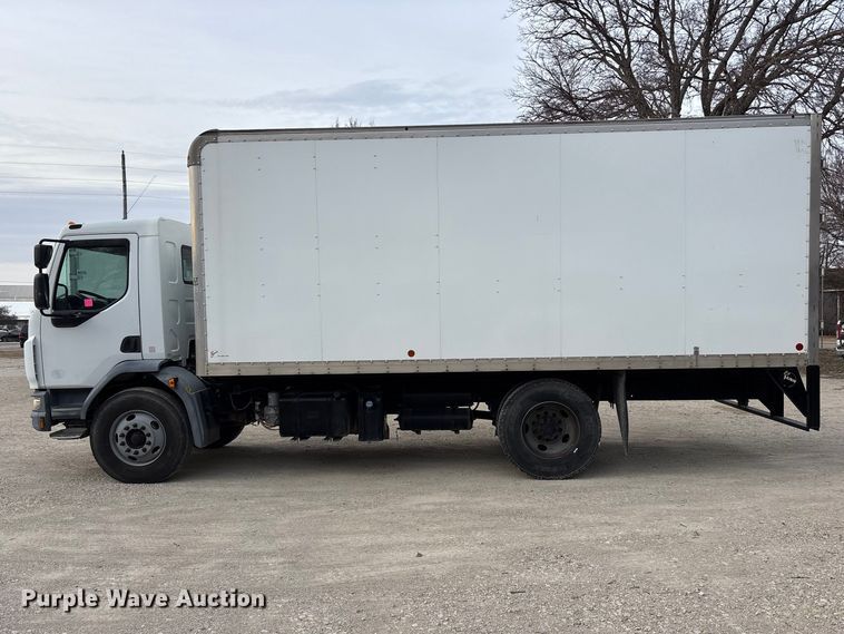 image for item EA4446 2015 Peterbilt 220 box truck