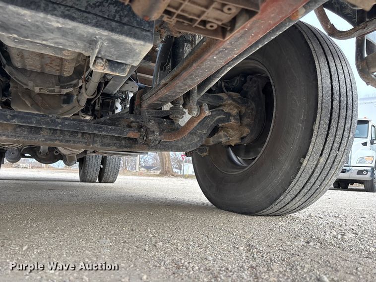 image for item EA4446 2015 Peterbilt 220 box truck