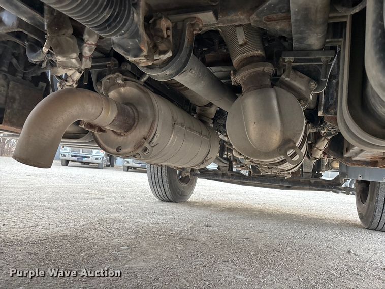 image for item EA4446 2015 Peterbilt 220 box truck