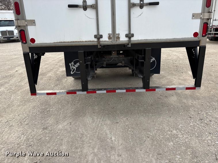 image for item EA4446 2015 Peterbilt 220 box truck