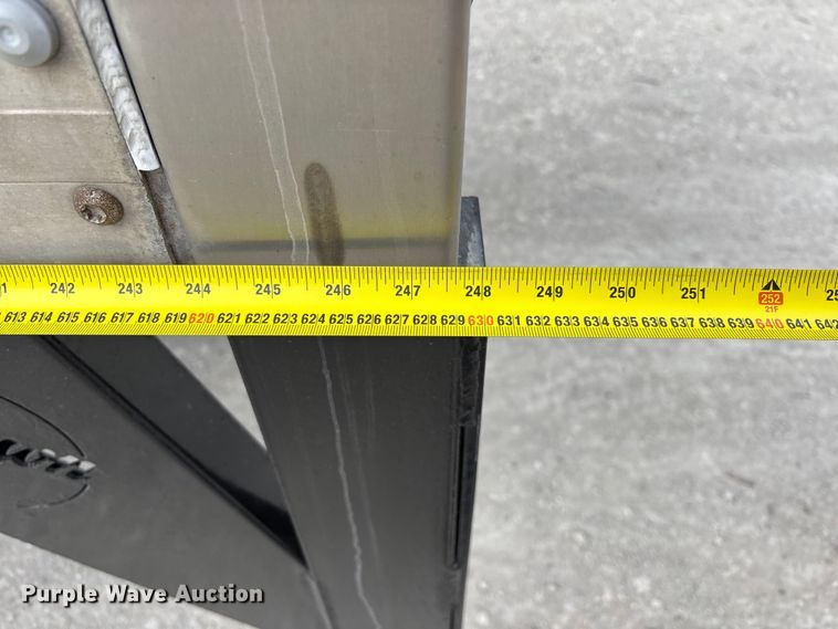 image for item EA4446 2015 Peterbilt 220 box truck