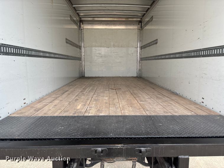 image for item EA4446 2015 Peterbilt 220 box truck