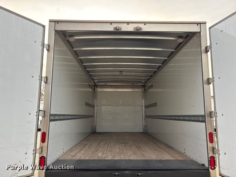 image for item EA4446 2015 Peterbilt 220 box truck