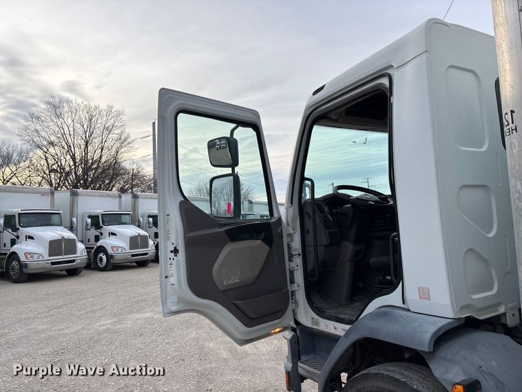 image for item EA4446 2015 Peterbilt 220 box truck