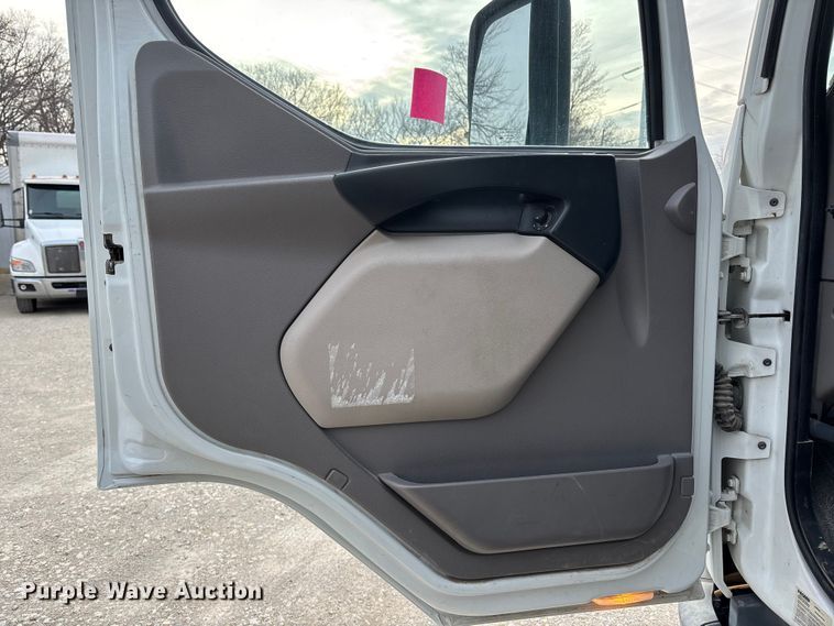 image for item EA4446 2015 Peterbilt 220 box truck